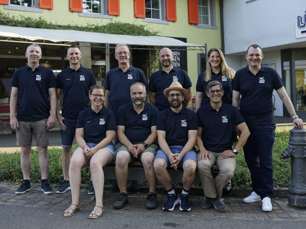 Eine Gruppe von 10 Leuten posiert für ein Foto